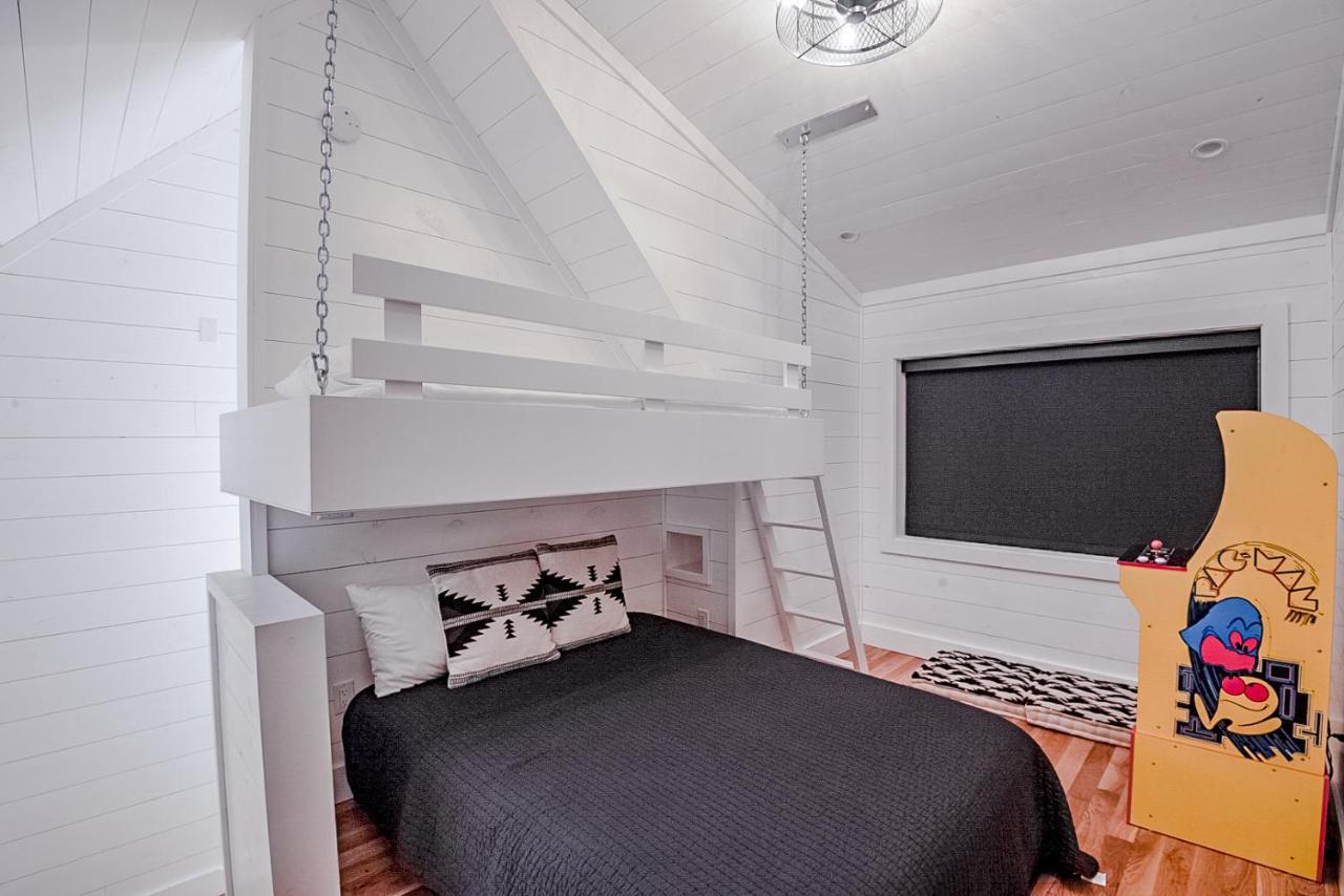 "The Barndo" 4Br Luxury Cabin, Hot Tub, Fire Pit, Bunks, Arcades, Playhouse! 布罗肯鲍 外观 照片