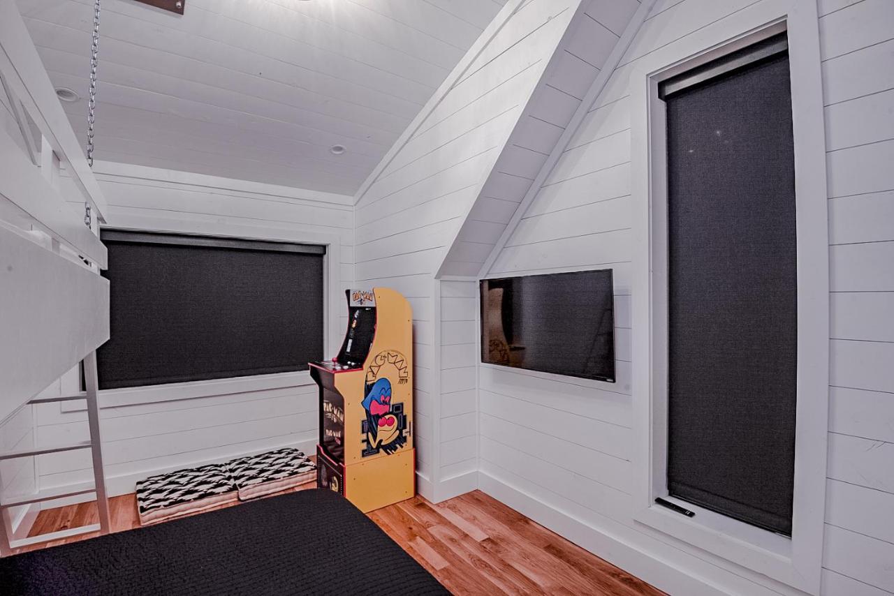 "The Barndo" 4Br Luxury Cabin, Hot Tub, Fire Pit, Bunks, Arcades, Playhouse! 布罗肯鲍 外观 照片